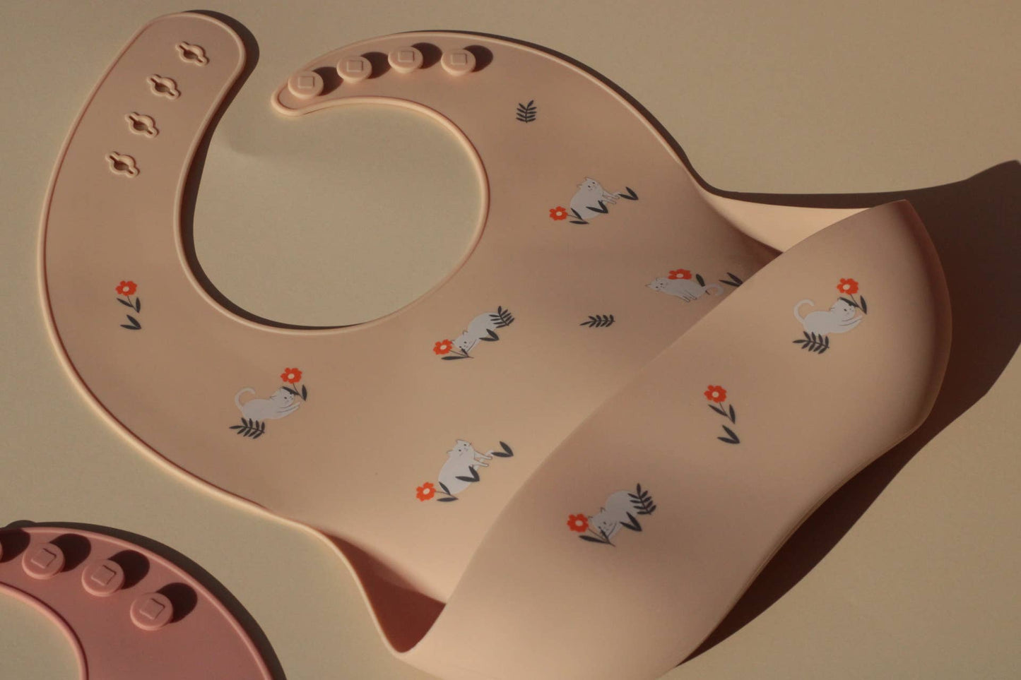 Babero de silicona Shayan Cats - crema