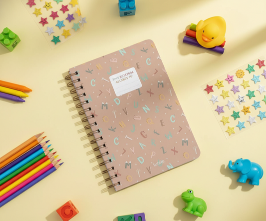 Cuaderno escolar con letras divertidas del alfabeto