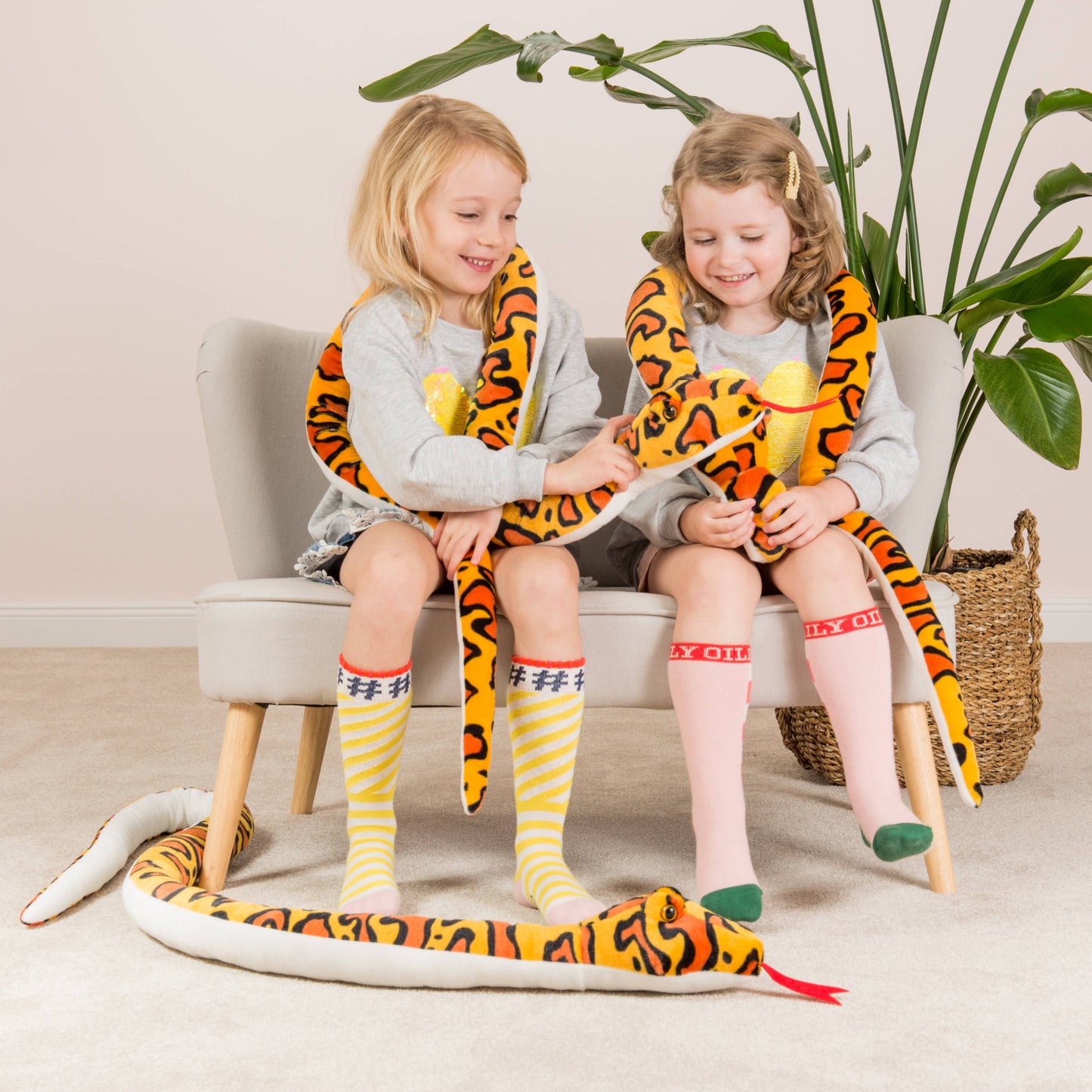 Peluche de serpiente de color amarillo anaranjado