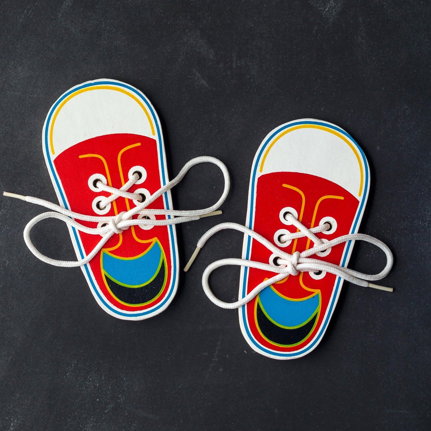 CHAUSSURE À LACETS EN BOIS