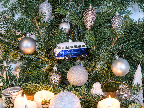 Decorazione natalizia blu e bianca per autobus VW T1