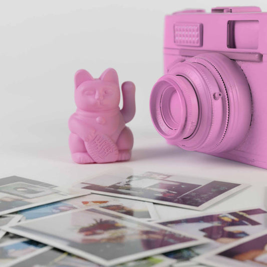 Mini Chat Chanceux Solaire Rose Chaud “Kiro”