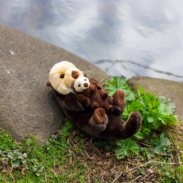 ANIMIGOS MONDE DE LA NATURE LOUTRE COUCHÉE AVEC BÉBÉ