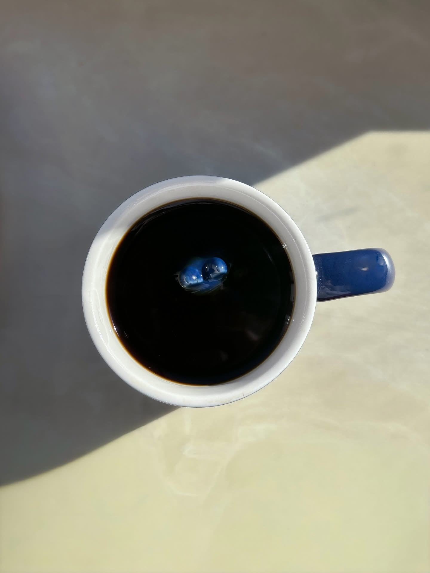 Donkerblauwe gelukskat-mok