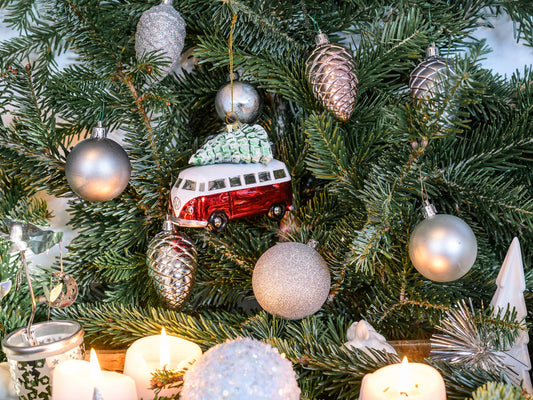 Decoración navideña de furgoneta VW T1 roja y blanca con árbol de Navidad