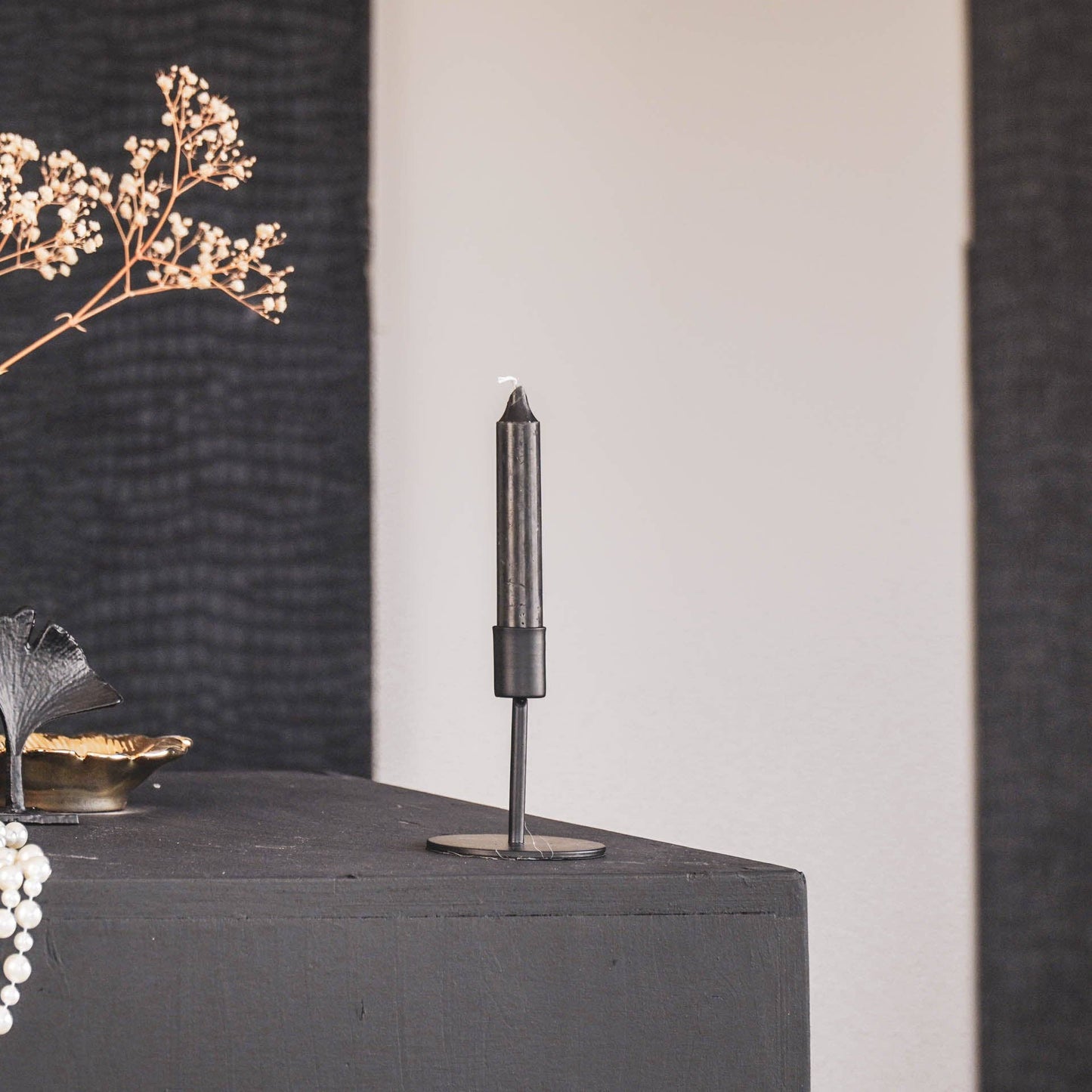 Candelabro básico de metal negro de 8x8x10 cm