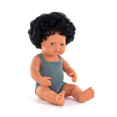 ML Poupées: POUPÉE GARCON EUROPÉEN aux CHEVEUX NOIRS BOUCLÉS 38cm, avec barboteuse ocre, parfumée vanille, imperméable, poupée sexuée, en résine, en boîte cadeau. Made in Spain, 3+