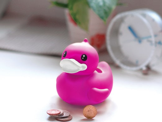 Pequeño pato fucsia piggy banco