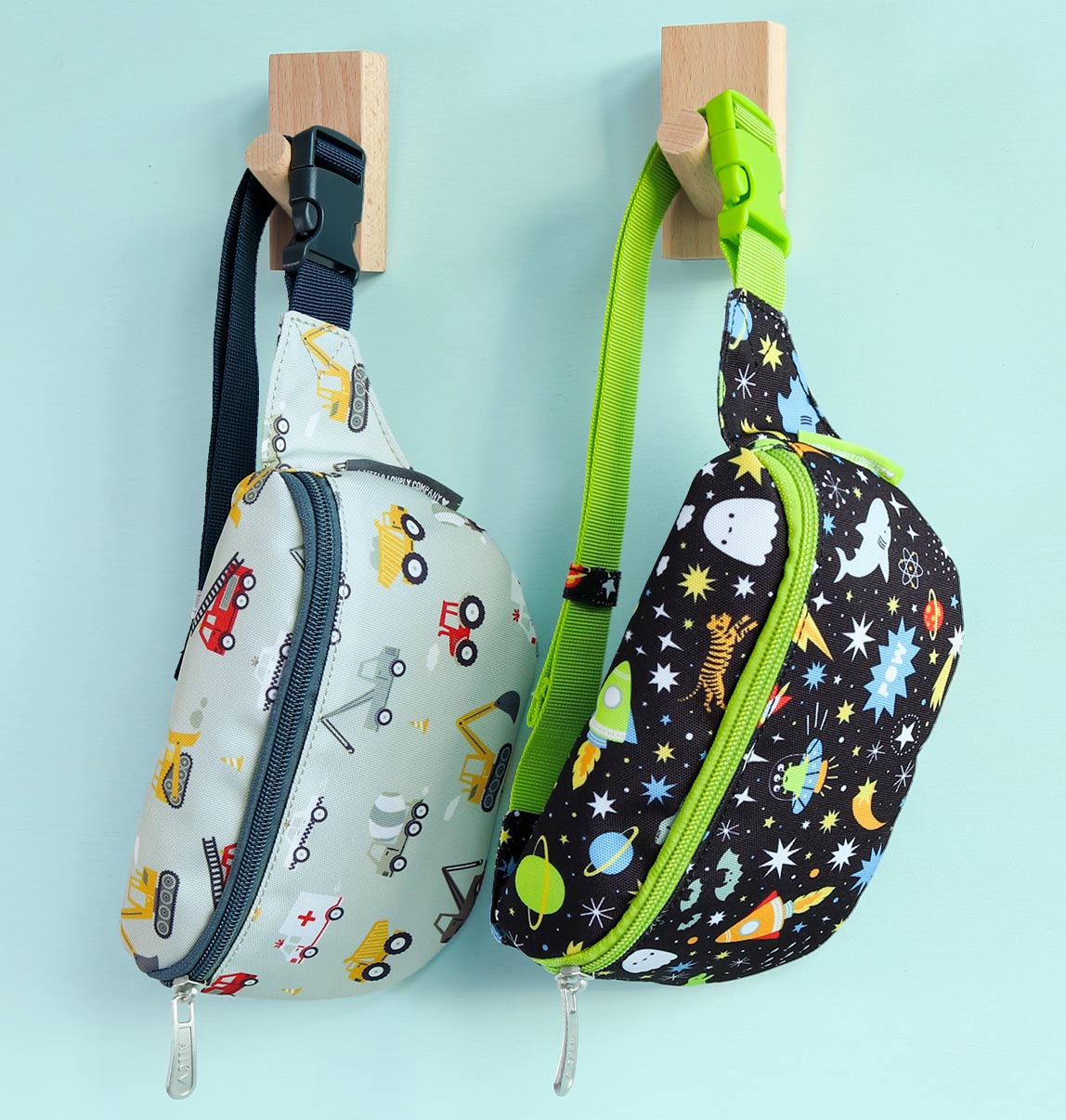Sac banane enfant - Galaxie – vue 6 – A Little Lovely Company