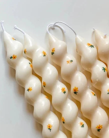 Vela retorcida de flores redondas