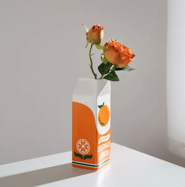 Jarrón de ladrillo con jugo de naranja