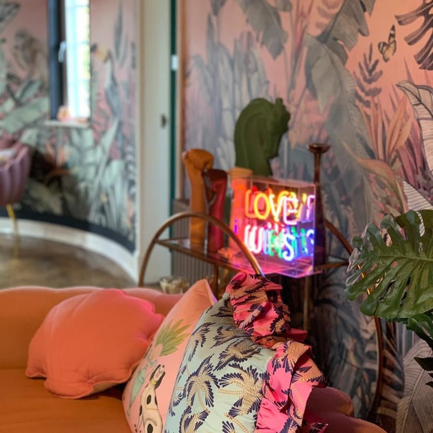 El amor de neón gana