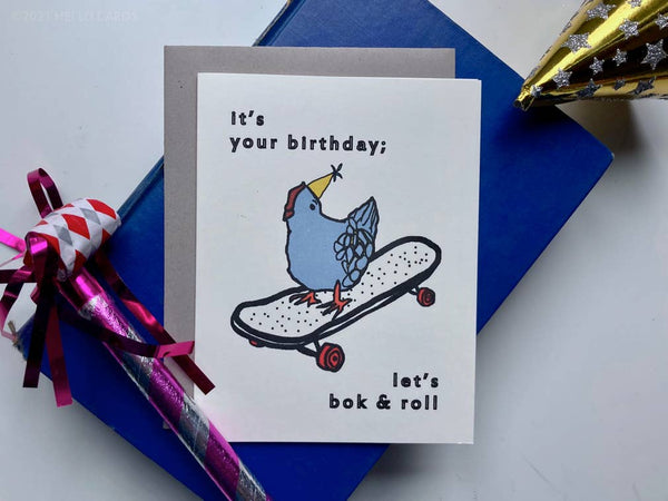 Biglietto di auguri di compleanno "Bok & Roll" con pollo skateboard