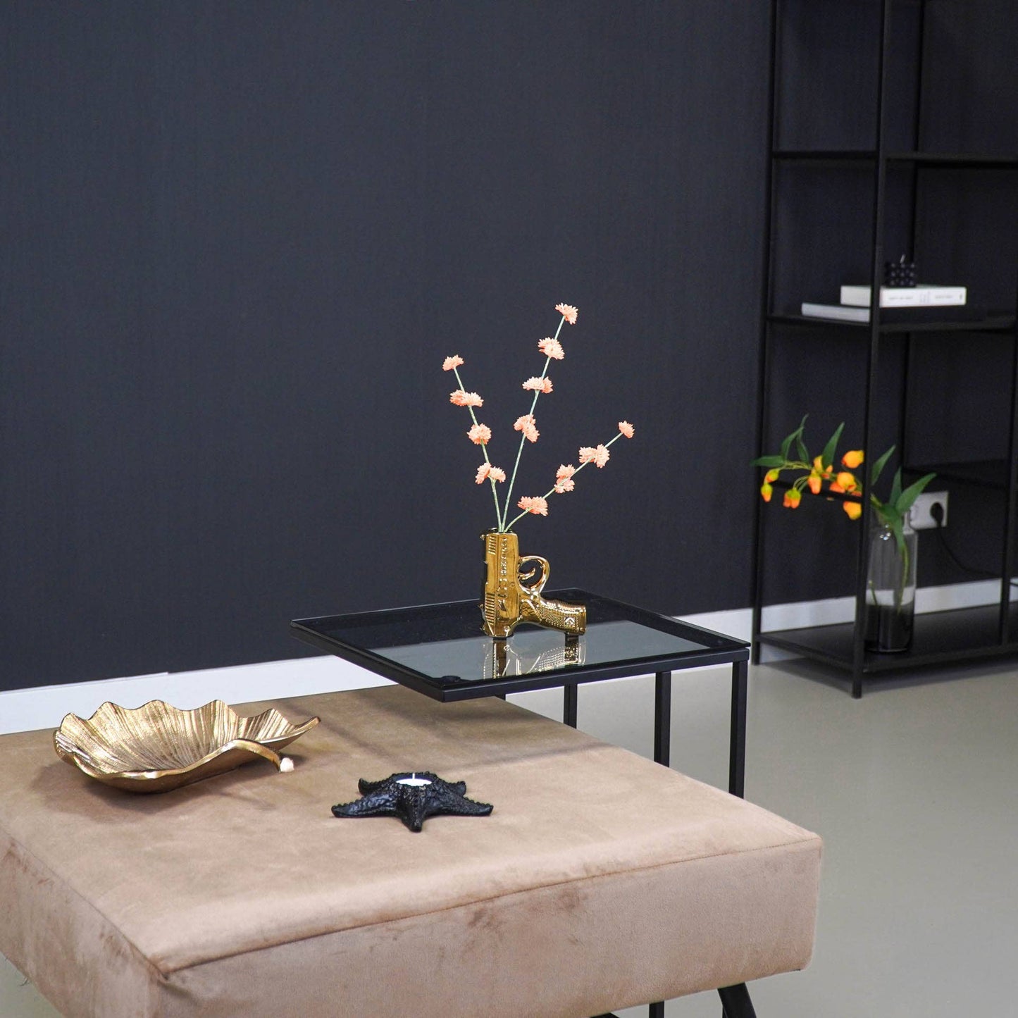 Jarrón de flores dorado con forma de pistola