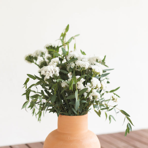 Composition de fleurs blanches – Oito.Atelier