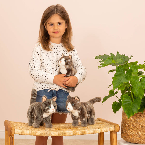 Peluche a forma di gatto soriano grigio in piedi