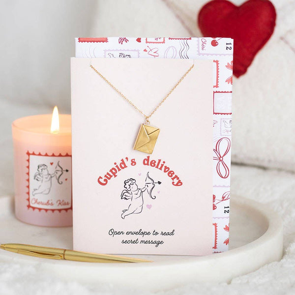 Collana con ciondolo a forma di lettera d'amore su biglietto d'auguri per San Valentino