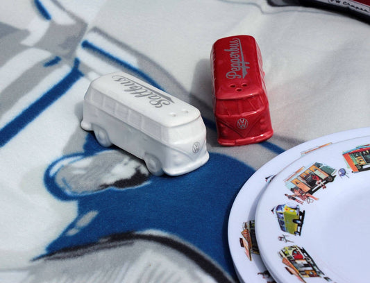 Furgoneta VW T1 roja y blanca, sal y pimienta