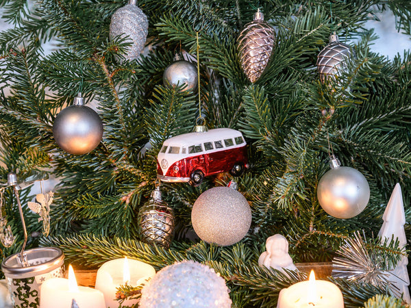 Decorazione natalizia rossa e bianca per autobus VW T1