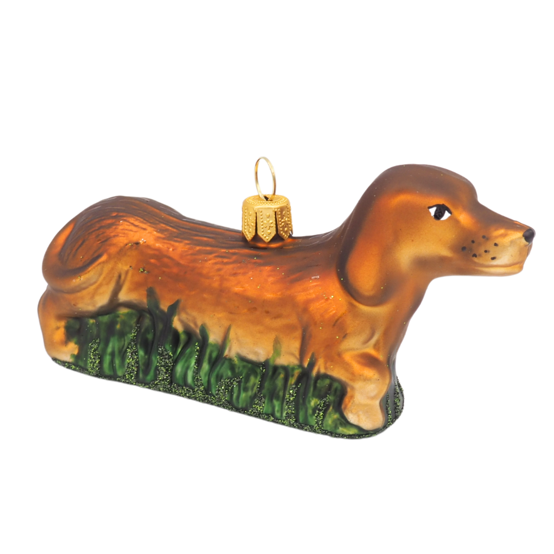 Adorno navideño con forma de perro salchicha marrón