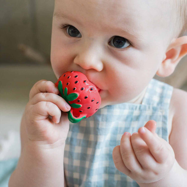 Sweetie la Fraise – Mini jouet de dentition bébé – vue produit 2