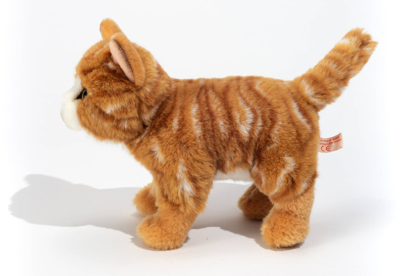Gato atigrado de peluche de pie