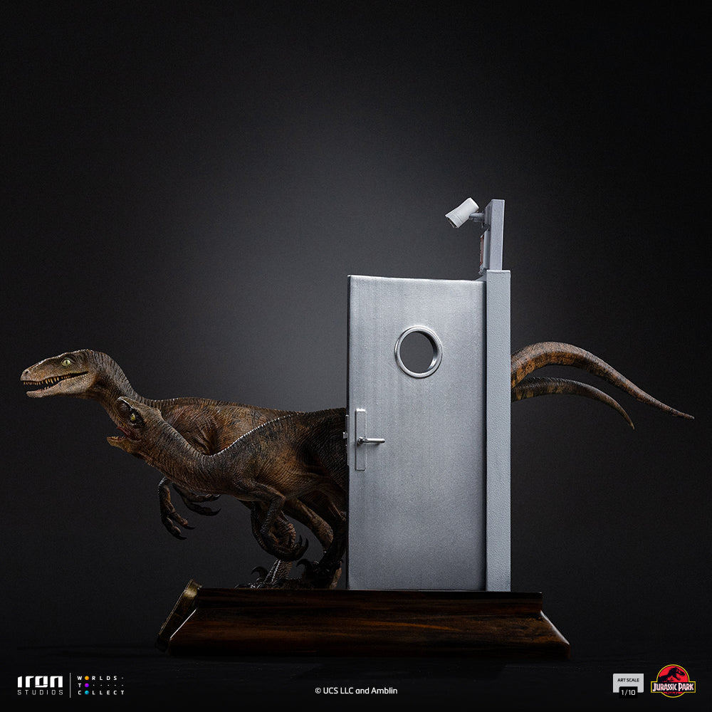 Pre-Order - Raptors at the Kitchen's Door Statue - Jurassic Park - Art Scale 1/10 - Iron Studios