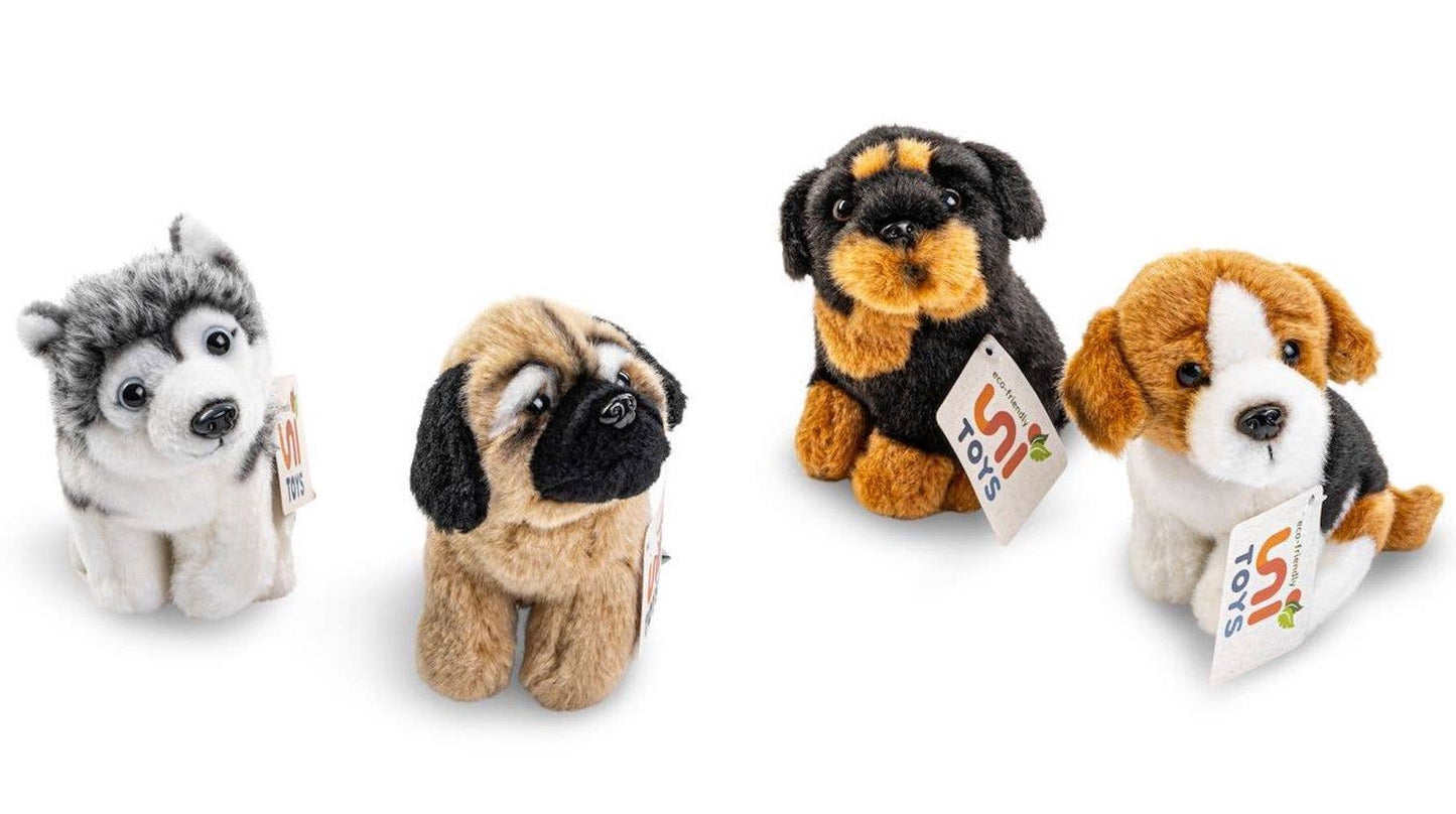 Pluche mopshond zittend