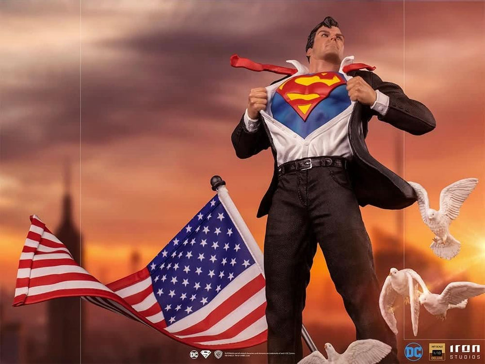 Clark Kent Statue - DC Comics - Art Scale 1/10