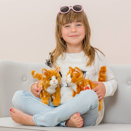 Gato atigrado de peluche de pie