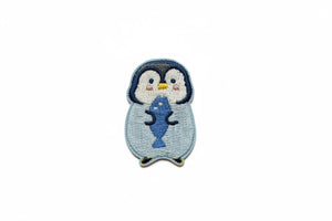 Toppa termoadesiva a forma di pinguino con pesce