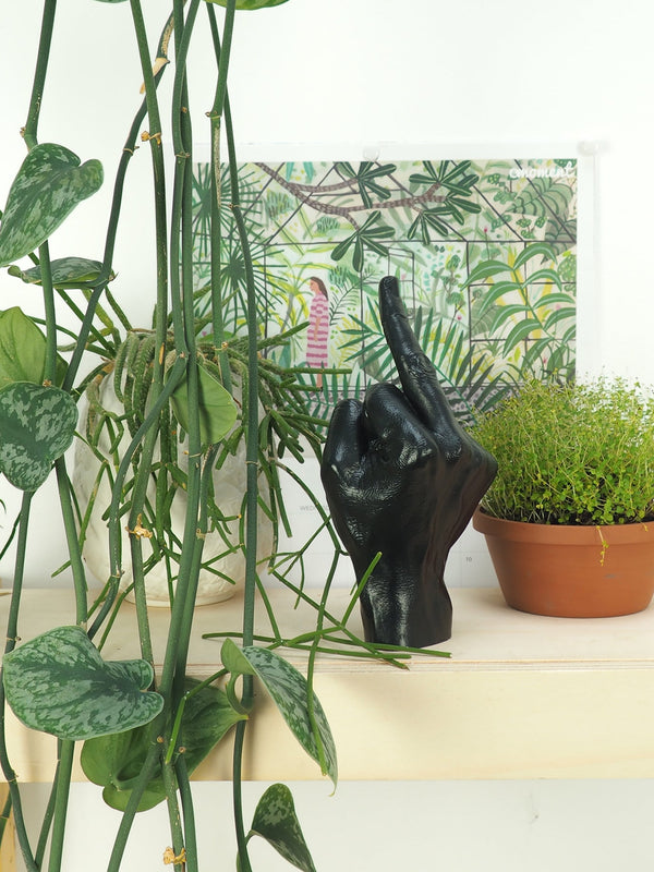 Sculpture Main The Finger Noire – Bitten