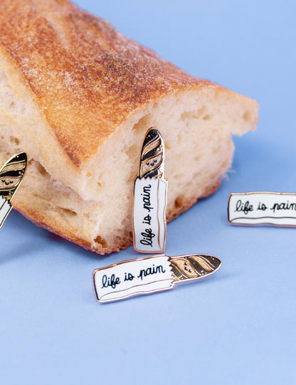 Épinglette – en émail « Life is Pain » design soigné | Joanna Behar – vue 2