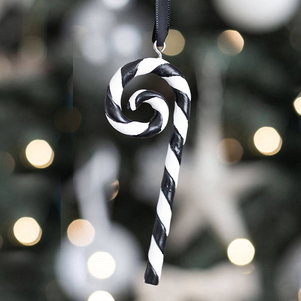 Enfeite gótico de Natal em formato de bengala doce preta e branca.