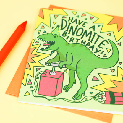 Tarjeta de cumpleaños del dinosaurio T-Rex "Que tengas un cumpleaños Dinomite"