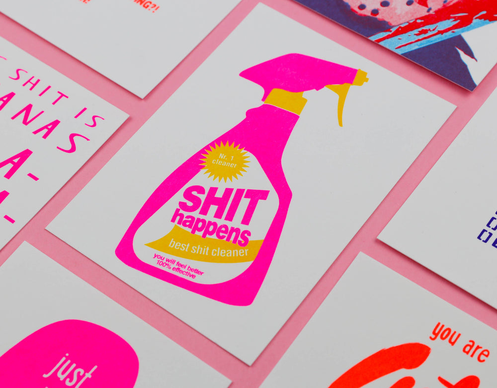 Carte Postale Rhizographie Spray Nettoyant “Shit Happens”