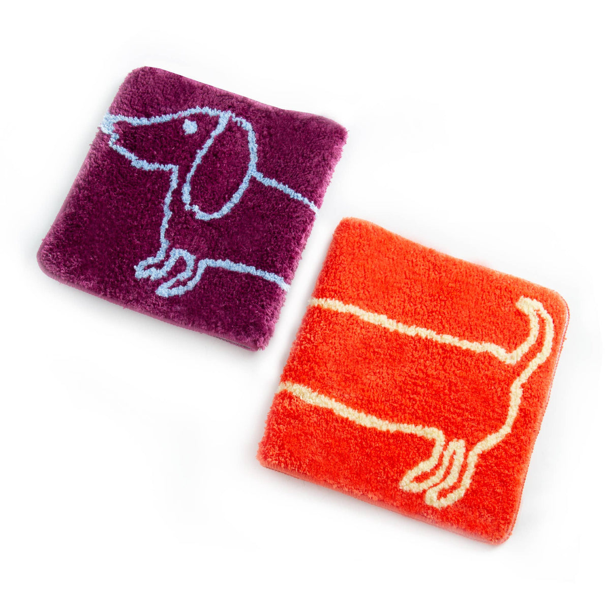 Alfombra de baño morada con perro salchicha de Helio Ferretti