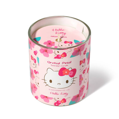 Vela rosa con estampado original de Hello Kitty y aroma a pétalos de orquídea.