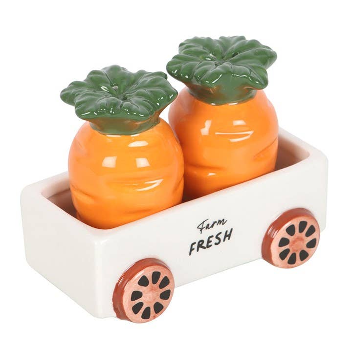 Salières et poivrières en forme de carottes dans un chariot