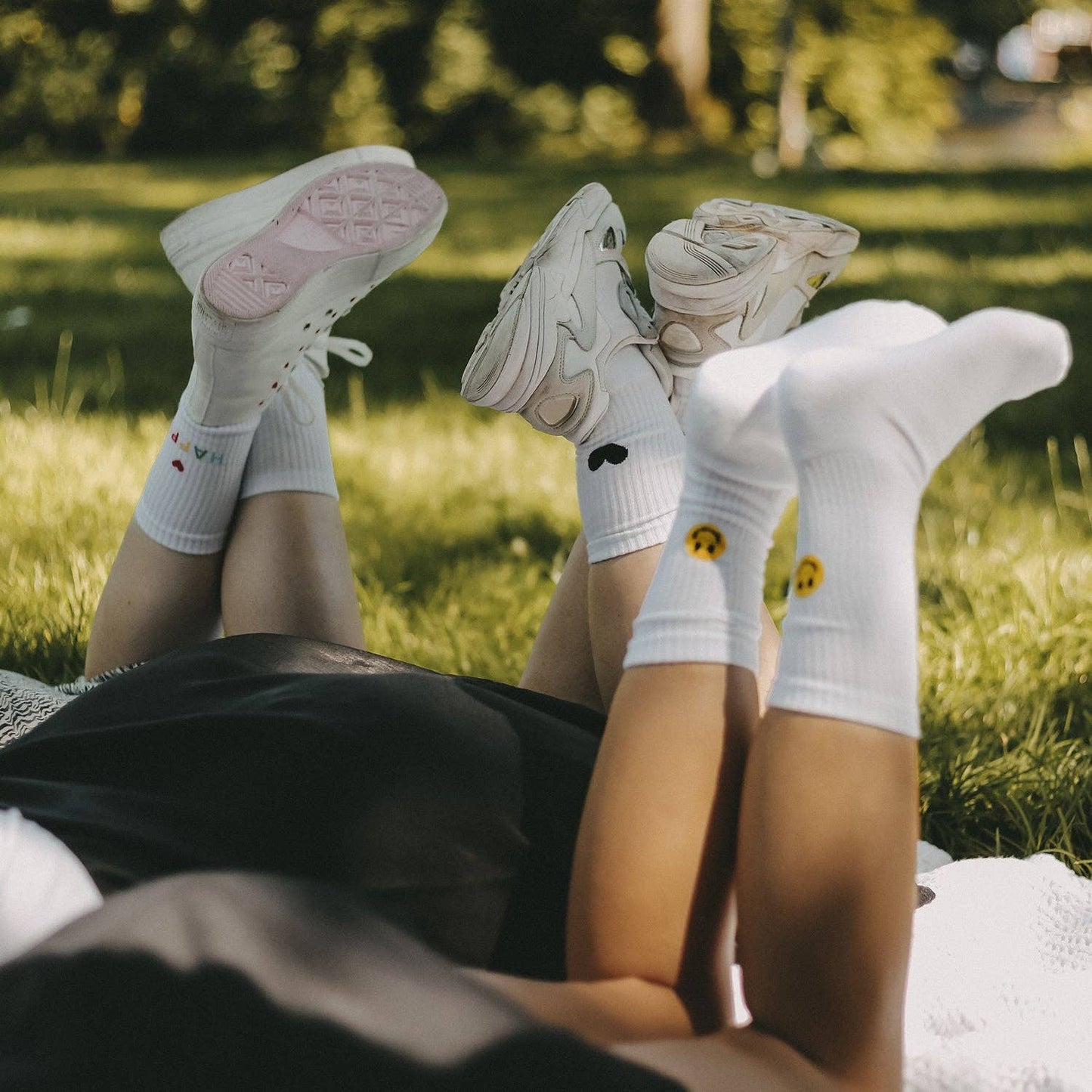 Calcetines blancos con carita sonriente amarilla