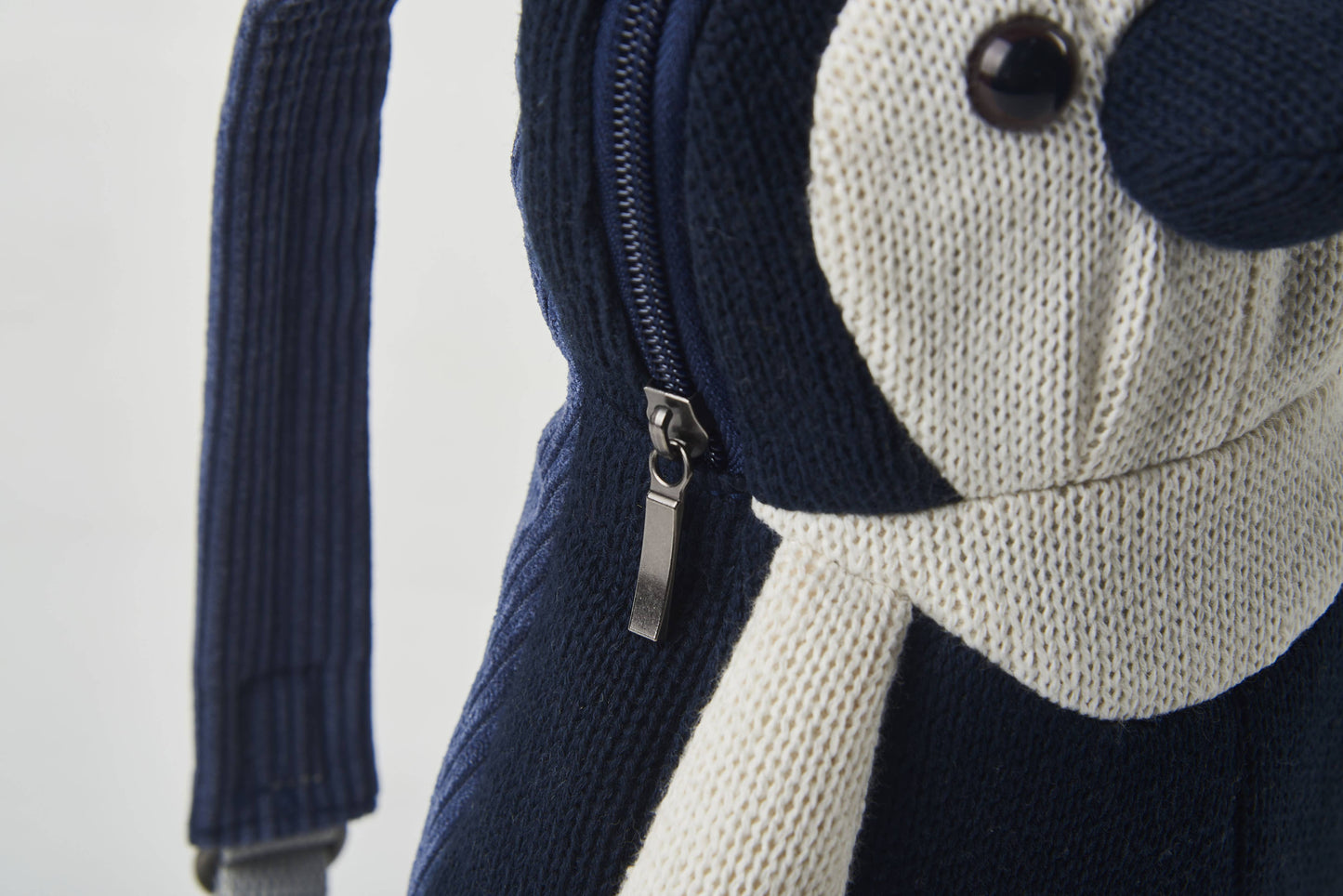 Zaino all'uncinetto a forma di pinguino – blu e bianco