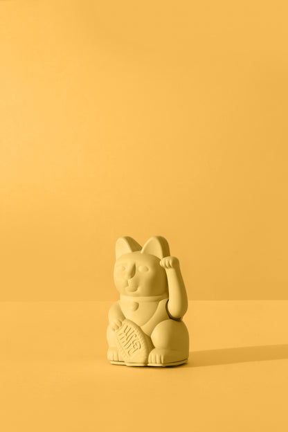Glückliche gelbe Mini-Katze