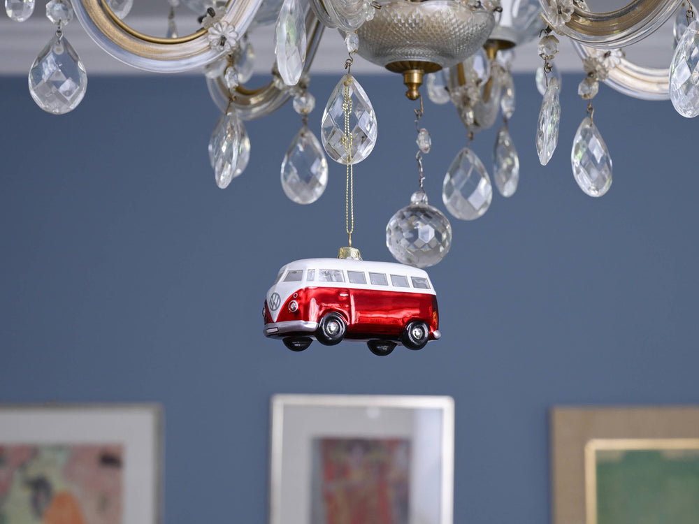 Decorazione natalizia rossa e bianca per autobus VW T1