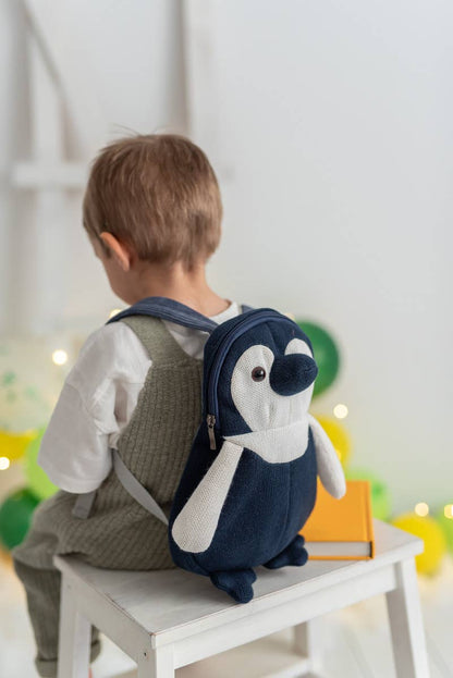 Zaino all'uncinetto a forma di pinguino – blu e bianco