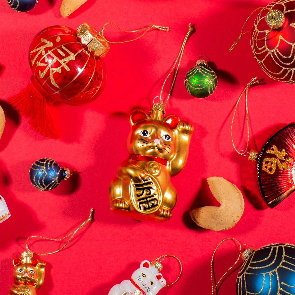 Pallina di Natale dorata a forma di gatto portafortuna