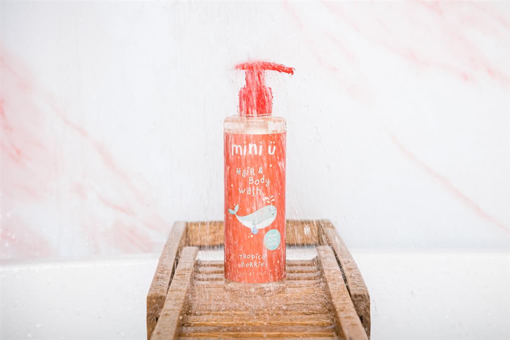 Shampoo e gel doccia ai frutti di bosco tropicali