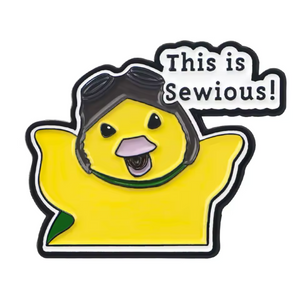 Broche Pato Amarelo "Isto é Sewious"