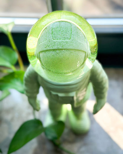 Bola de nieve de astronauta verde