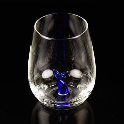 Vaso para beber con una pequeña cola de ballena de cristal.