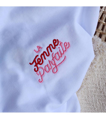 Camiseta bordada La Mujer Perfecta